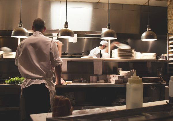זכויות טבחים לאחר תאונה במטבח: מה מגיע לכם?